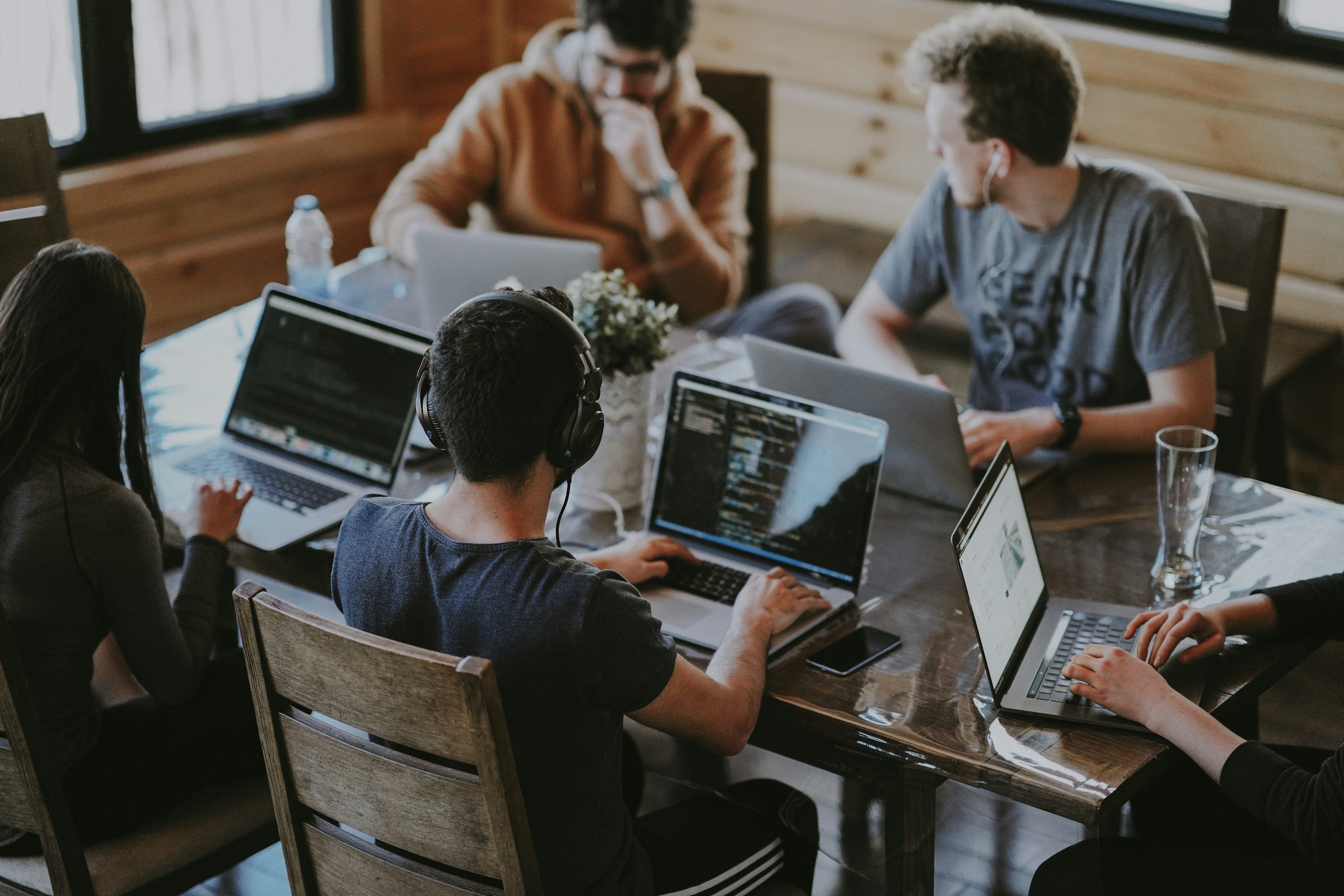 Team che analizza dashboard dati per decisioni guida dall’AI